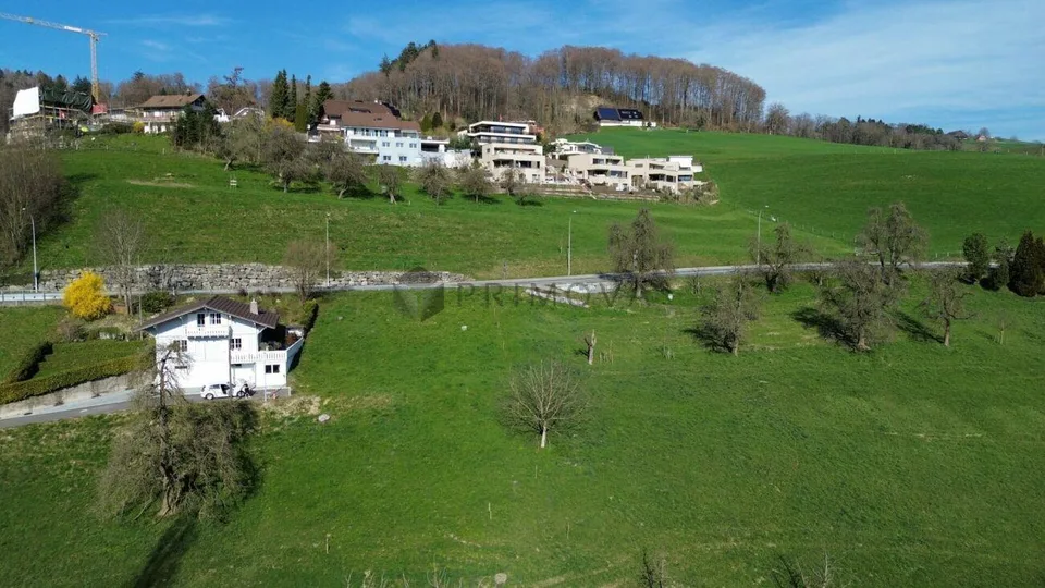 Neubau: Grosse, moderne Maisonette Wohnung eingebettet in malerische Landschaft mit grosser Terrasse!