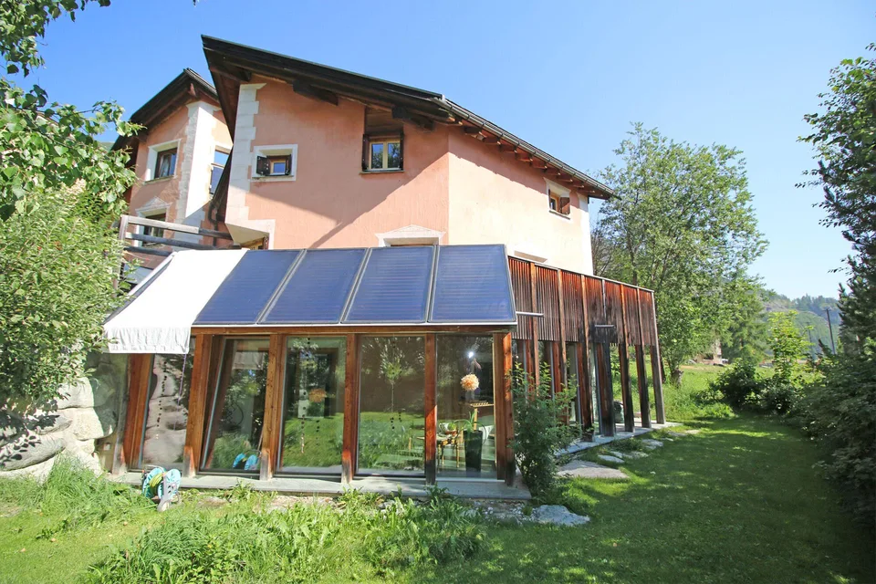 Grosszügiges, einseitig angebautes Einfamilienhaus in Arvins