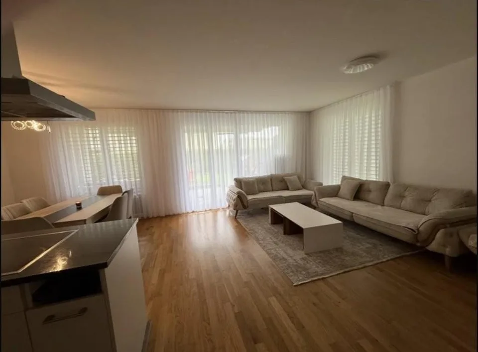 Appartement moderne de 4,5 pièces au rez-de-chaussée avec 110 m2 - Vivre avec confort