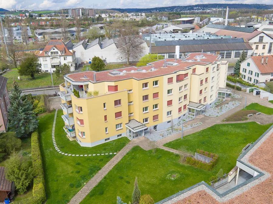 Grosse Terrasse,  moderne Küche offen zu Wohnzimmer