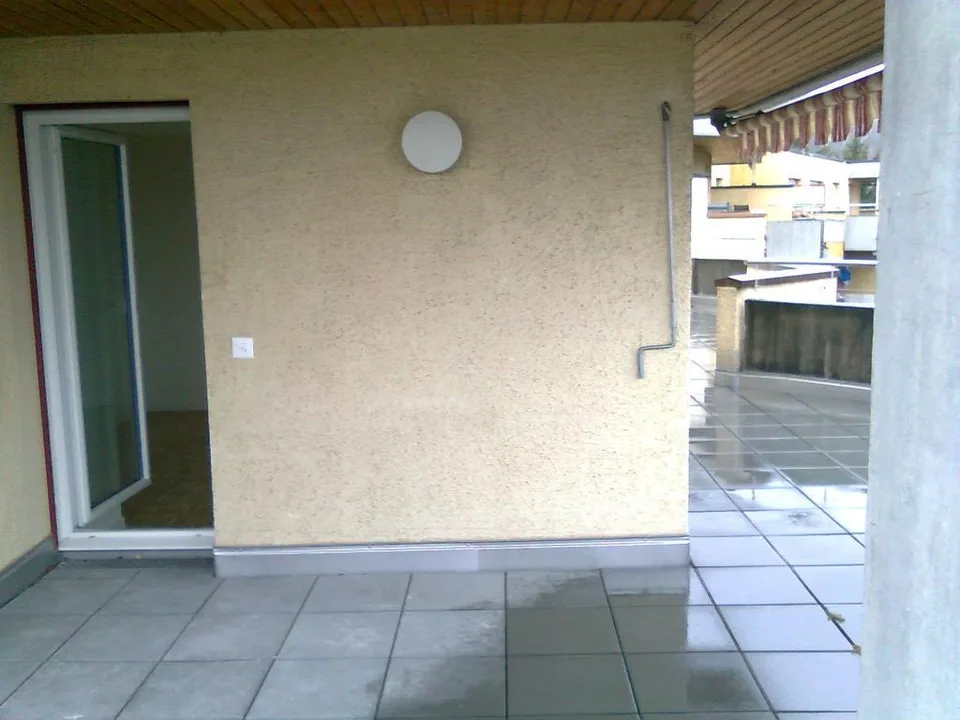 Grosse Terrasse,  moderne Küche offen zu Wohnzimmer