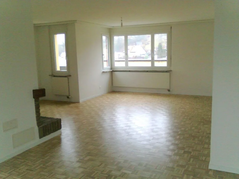 Grosse Terrasse,  moderne Küche offen zu Wohnzimmer