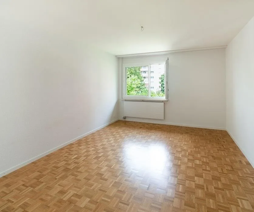 Balkon mit Abendsonne, moderne Küche offen zu Wohnzimmer