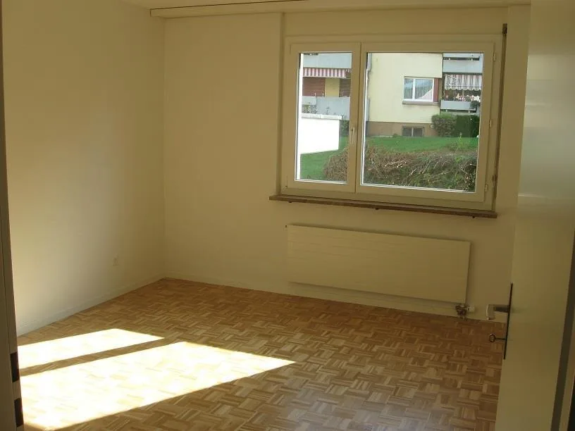 Balkon mit Abendsonne, moderne Küche offen zu Wohnzimmer