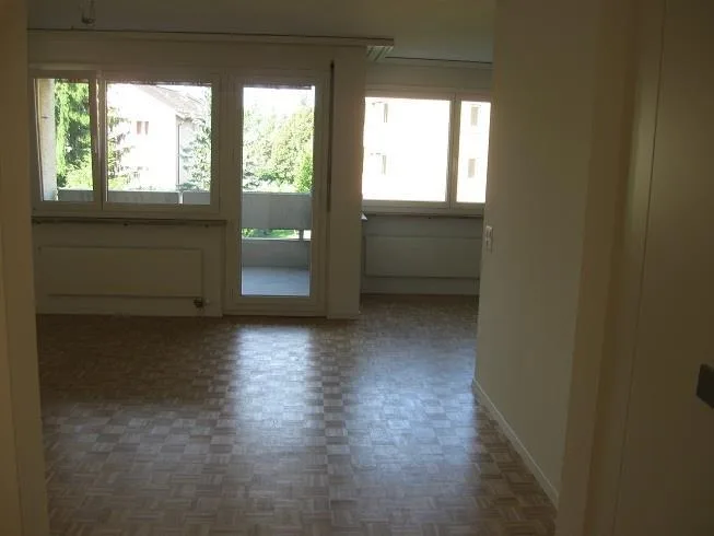 Balkon mit Abendsonne, moderne Küche offen zu Wohnzimmer