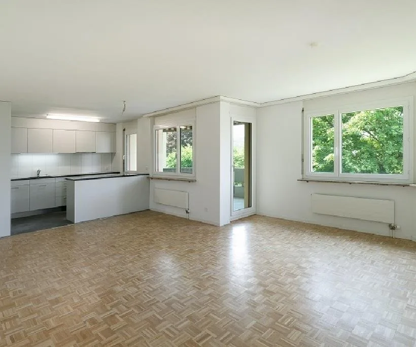 Balkon mit Abendsonne, moderne Küche offen zu Wohnzimmer