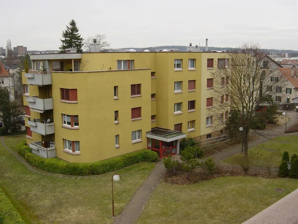 Balkon mit Abendsonne, moderne Küche offen zu Wohnzimmer