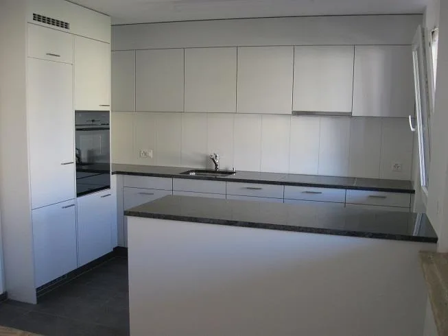 Balkon mit Abendsonne, moderne Küche offen zu Wohnzimmer
