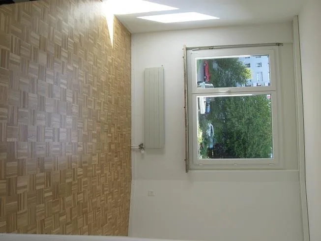 Balkon mit Abendsonne, moderne Küche offen zu Wohnzimmer