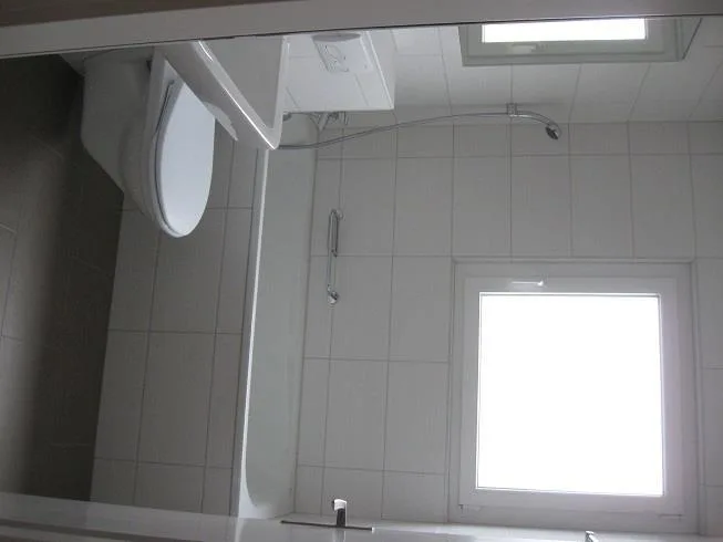 Geräumige, helle Dach-Wohnung (kein Lift)