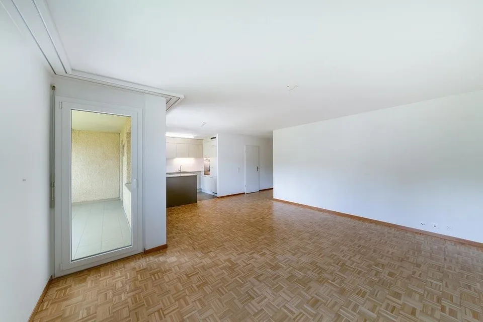 Geräumige, helle Dach-Wohnung (kein Lift)
