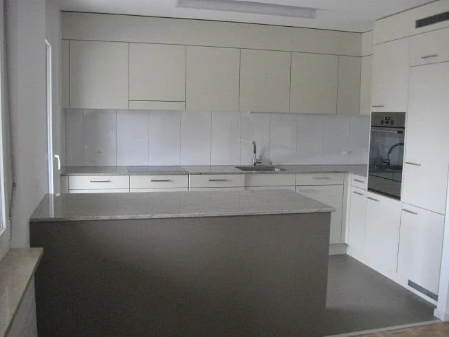 Geräumige, helle Dach-Wohnung (kein Lift)