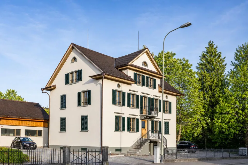 Aussergewöhnliches Herrenhaus-Ensemble am Zürichsee