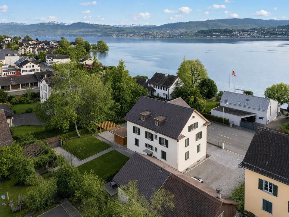 Aussergewöhnliches Herrenhaus-Ensemble am Zürichsee