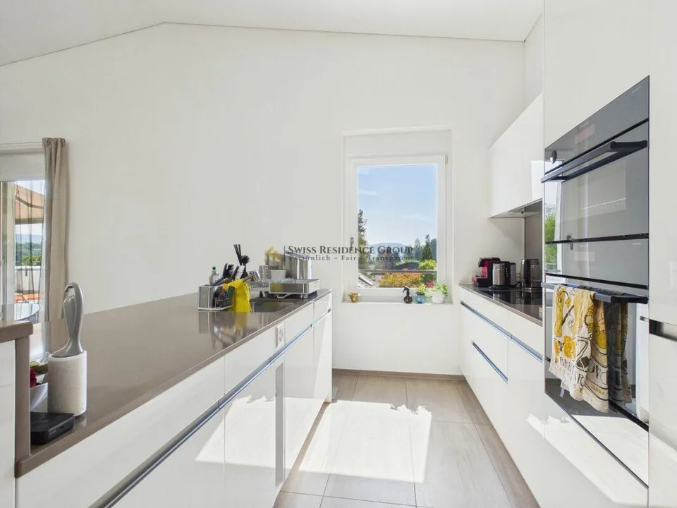 Vivere luminoso con grande terrazza e vista mozzafiato (contratto limitato di 4 anni, possibilità di estensione)