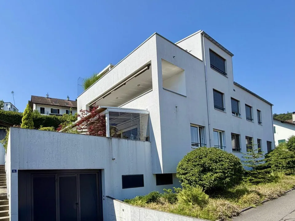 Vivere luminoso con grande terrazza e vista mozzafiato (contratto limitato di 4 anni, possibilità di estensione)