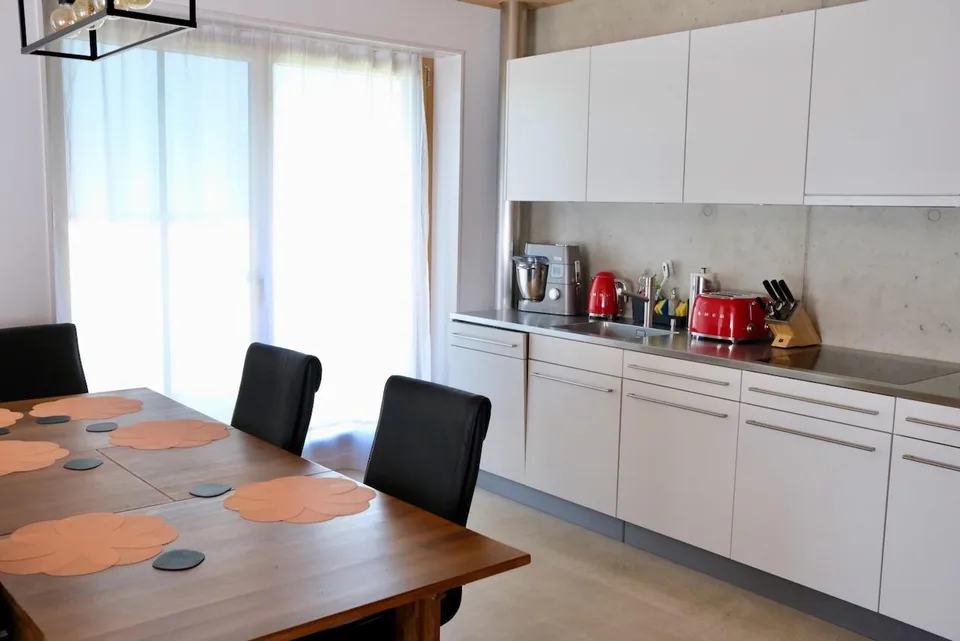 Spacious 5.5-room row house with private garden