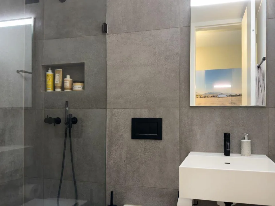 Complètement rénové, construction de haute qualité jusqu'au dernier détail ! Une maison de terrasse exceptionnelle avec plus de 112 m² de terrasse ensoleillée