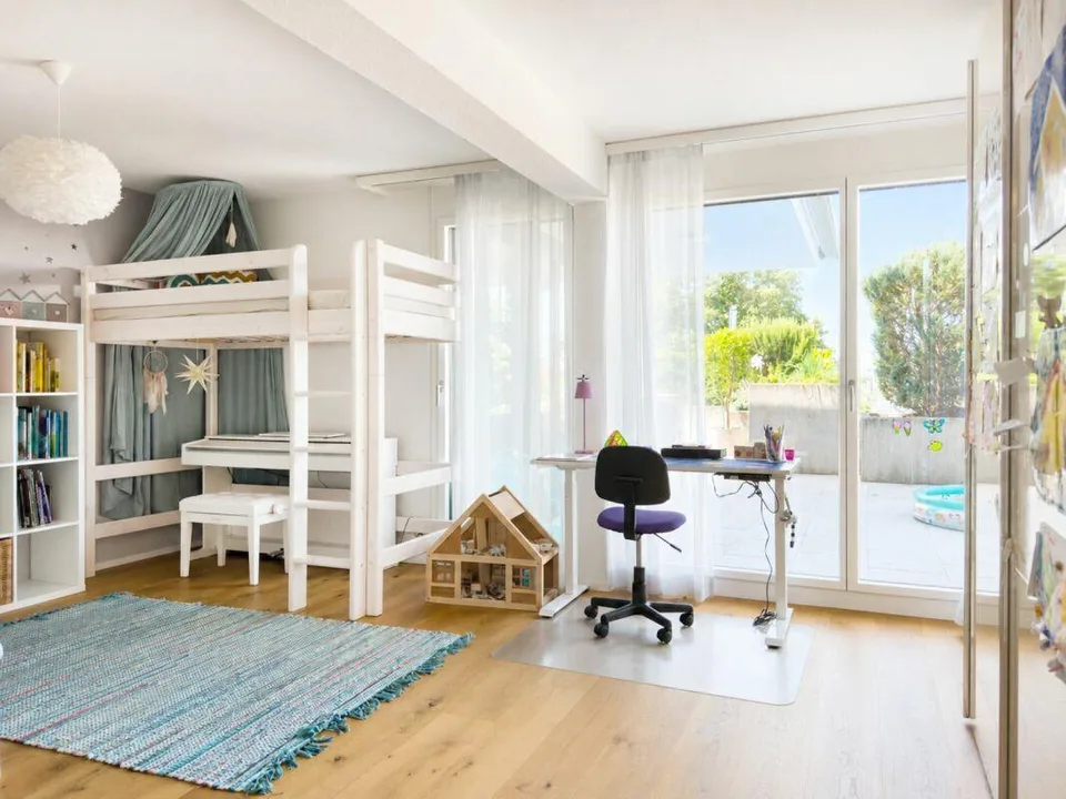 Complètement rénové, construction de haute qualité jusqu'au dernier détail ! Une maison de terrasse exceptionnelle avec plus de 112 m² de terrasse ensoleillée
