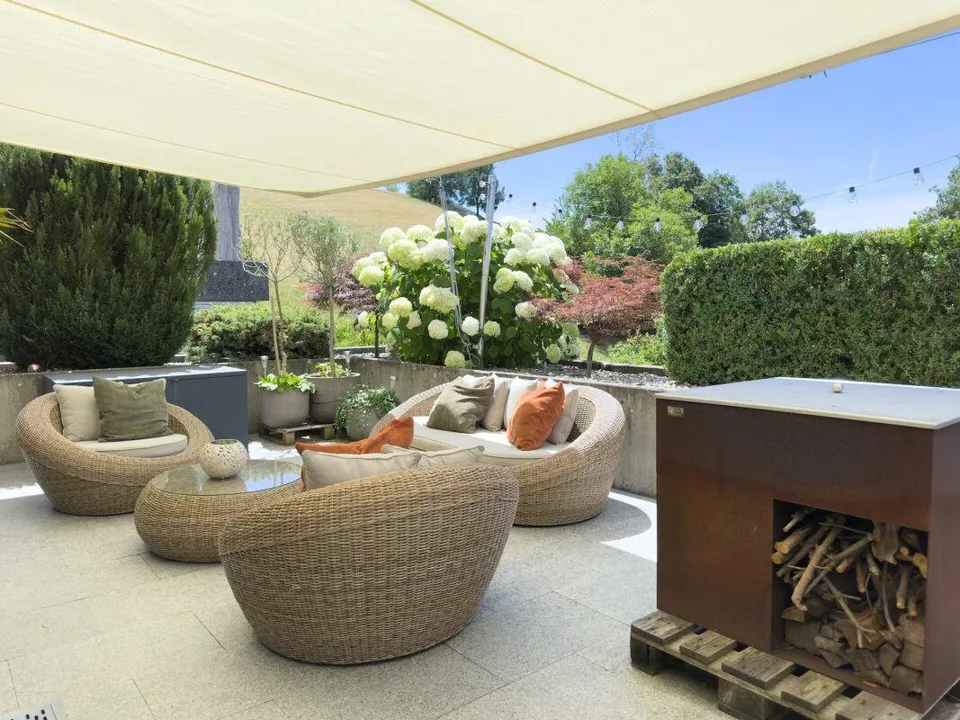 Complètement rénové, construction de haute qualité jusqu'au dernier détail ! Une maison de terrasse exceptionnelle avec plus de 112 m² de terrasse ensoleillée
