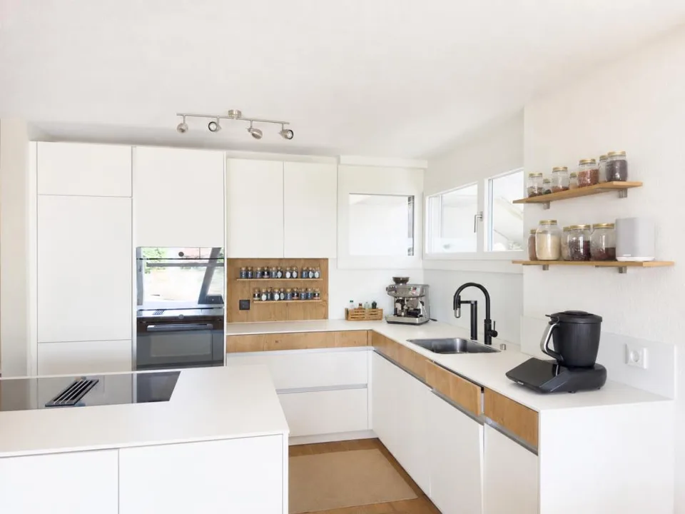 Complètement rénové, construction de haute qualité jusqu'au dernier détail ! Une maison de terrasse exceptionnelle avec plus de 112 m² de terrasse ensoleillée