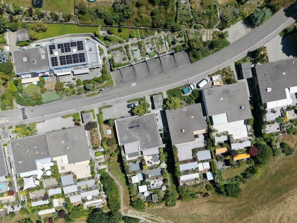 Complètement rénové, construction de haute qualité jusqu'au dernier détail ! Une maison de terrasse exceptionnelle avec plus de 112 m² de terrasse ensoleillée