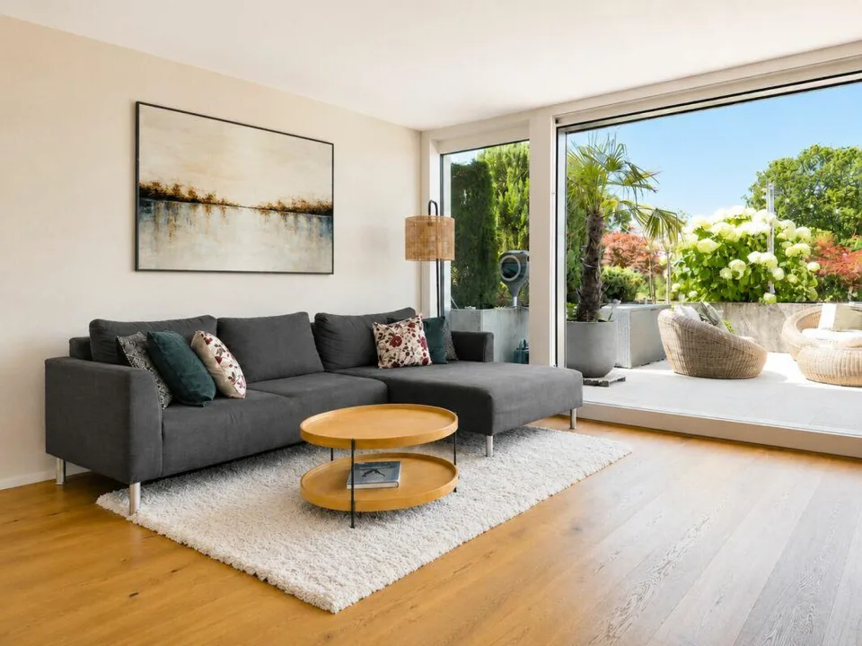Complètement rénové, construction de haute qualité jusqu'au dernier détail ! Une maison de terrasse exceptionnelle avec plus de 112 m² de terrasse ensoleillée