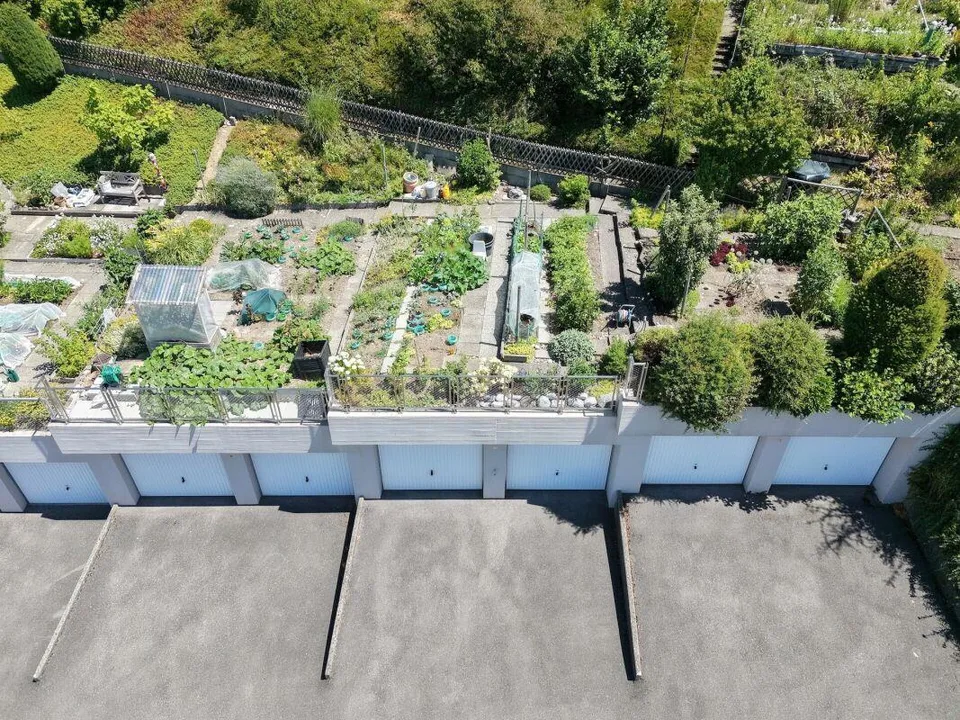 Complètement rénové, construction de haute qualité jusqu'au dernier détail ! Une maison de terrasse exceptionnelle avec plus de 112 m² de terrasse ensoleillée