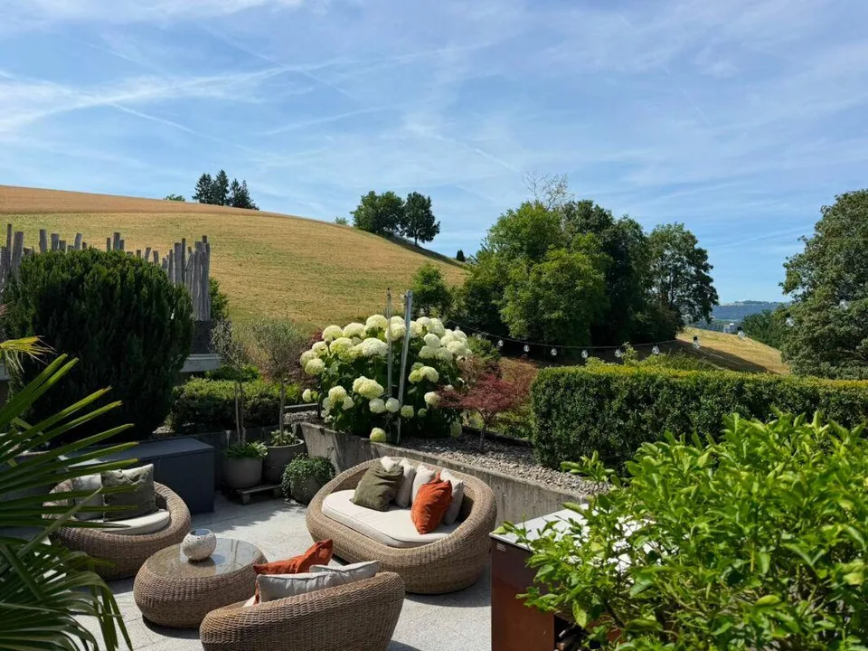 Complètement rénové, construction de haute qualité jusqu'au dernier détail ! Une maison de terrasse exceptionnelle avec plus de 112 m² de terrasse ensoleillée