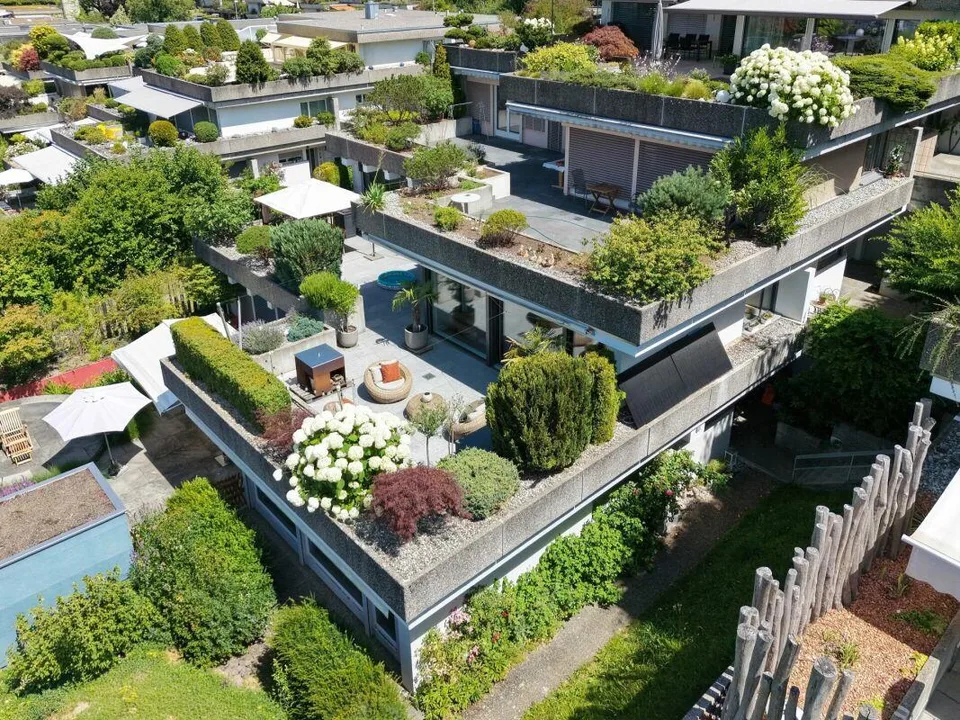 Complètement rénové, construction de haute qualité jusqu'au dernier détail ! Une maison de terrasse exceptionnelle avec plus de 112 m² de terrasse ensoleillée