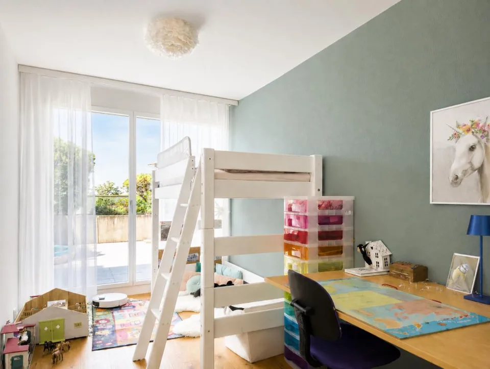 Complètement rénové, construction de haute qualité jusqu'au dernier détail ! Une maison de terrasse exceptionnelle avec plus de 112 m² de terrasse ensoleillée