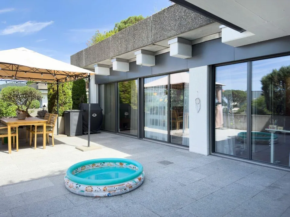 Complètement rénové, construction de haute qualité jusqu'au dernier détail ! Une maison de terrasse exceptionnelle avec plus de 112 m² de terrasse ensoleillée