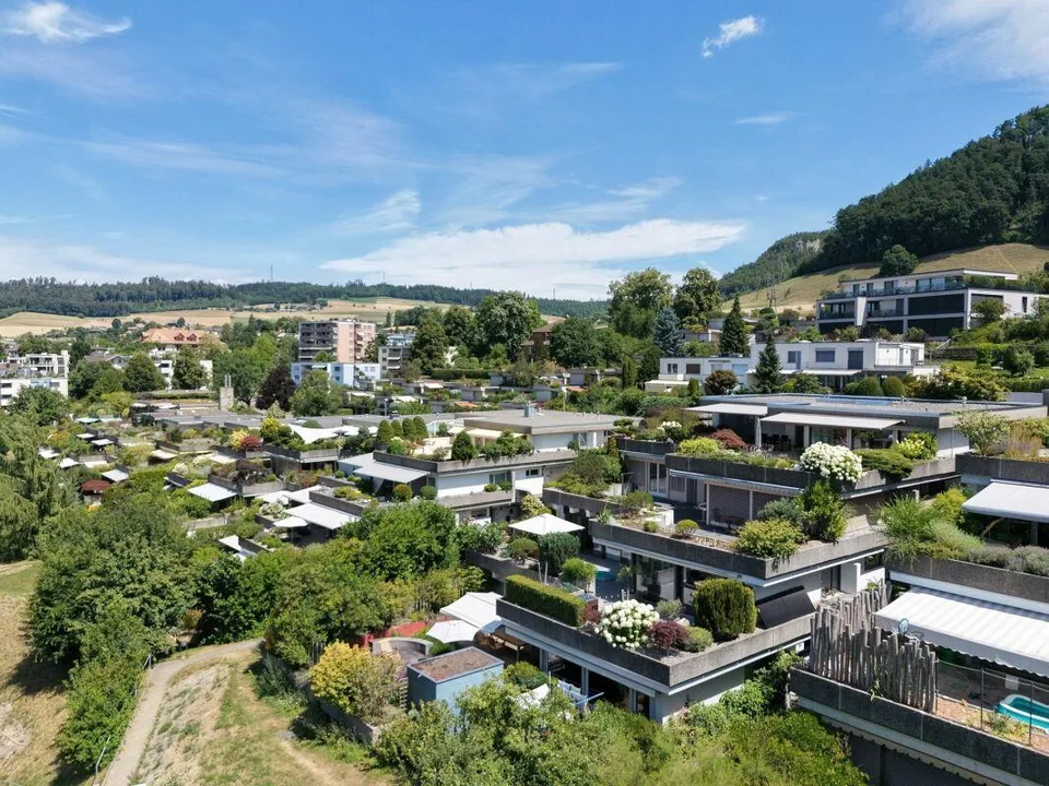 Complètement rénové, construction de haute qualité jusqu'au dernier détail ! Une maison de terrasse exceptionnelle avec plus de 112 m² de terrasse ensoleillée