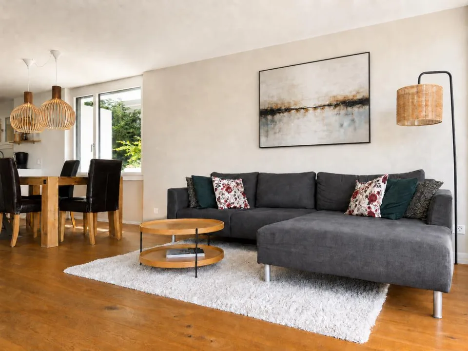 Complètement rénové, construction de haute qualité jusqu'au dernier détail ! Une maison de terrasse exceptionnelle avec plus de 112 m² de terrasse ensoleillée