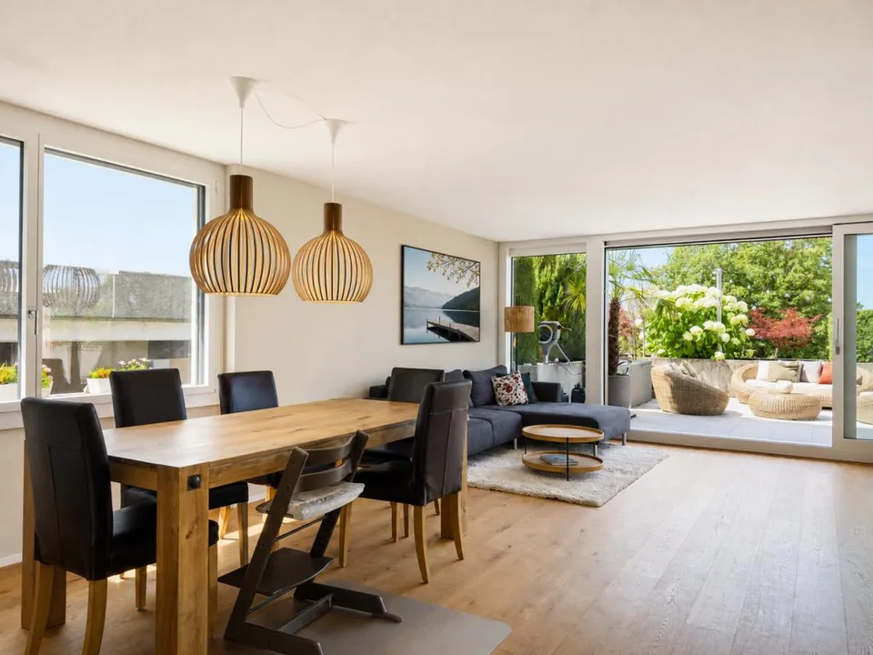 Complètement rénové, construction de haute qualité jusqu'au dernier détail ! Une maison de terrasse exceptionnelle avec plus de 112 m² de terrasse ensoleillée