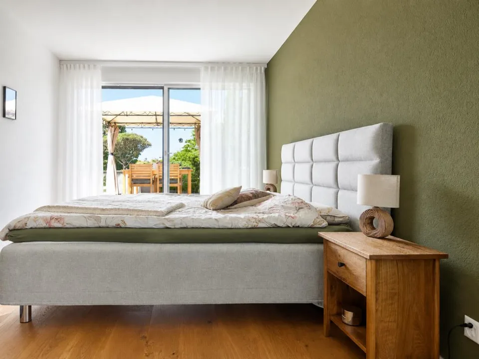 Complètement rénové, construction de haute qualité jusqu'au dernier détail ! Une maison de terrasse exceptionnelle avec plus de 112 m² de terrasse ensoleillée