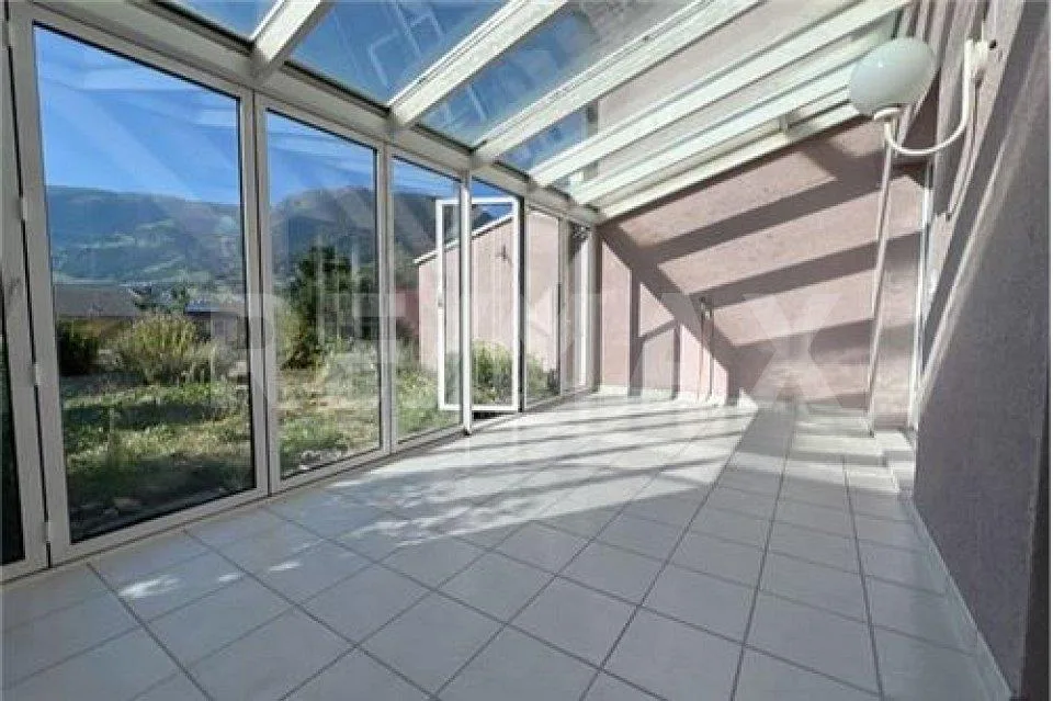 Maison de famille mitoyenne spacieuse dans un excellent emplacement