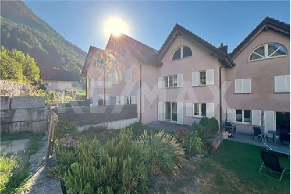 Maison de famille mitoyenne spacieuse dans un excellent emplacement
