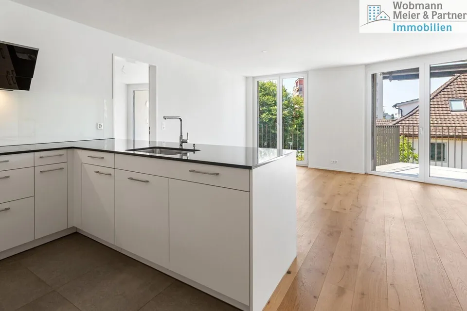 Neuwertige Wohnung, 2. Stock, 2 West-Balkone abseits der Hauptstrasse!
