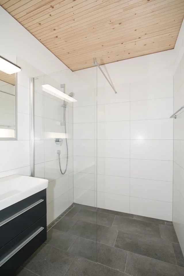 Moderne helle 2.5-Wohnung mit Balkon in Seenähe