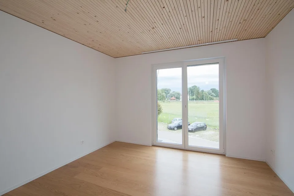Moderne helle 2.5-Wohnung mit Balkon in Seenähe