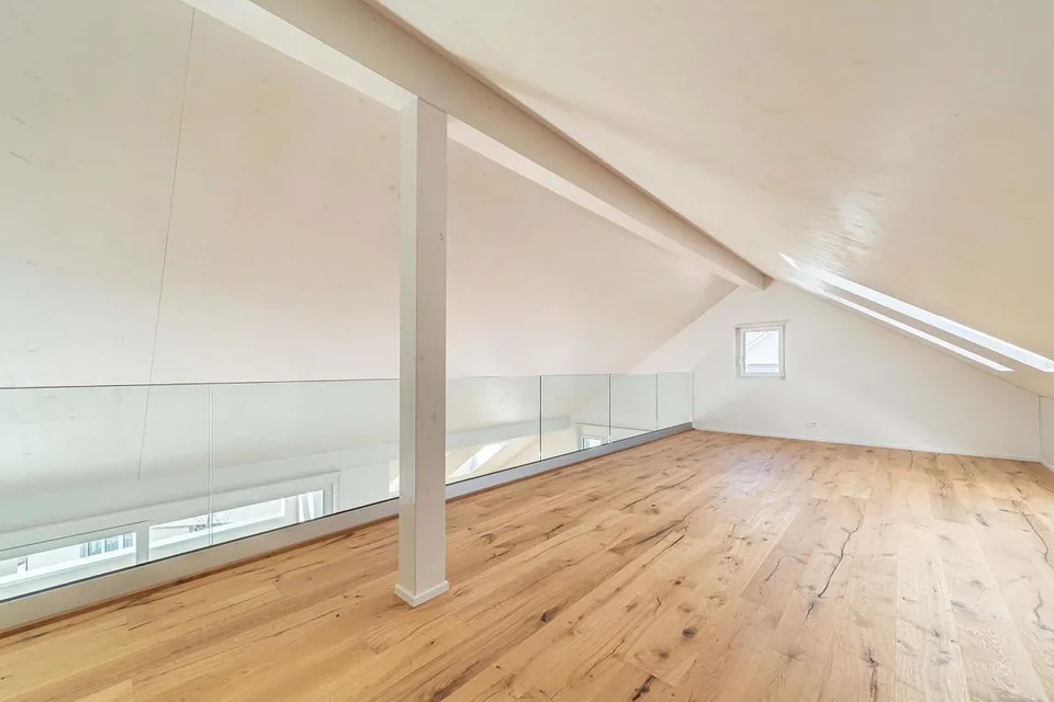 Exklusive 4.5 Zimmer Galeriewohnung mit grosser Loggia und hoc