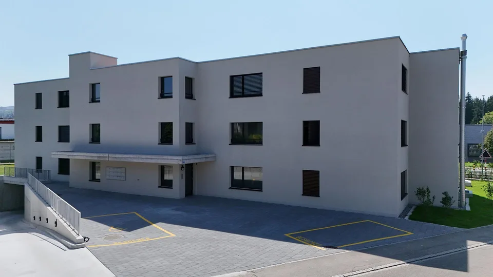 Moderne 2.5 Zimmer-Neubauwohnung mit grosszügigem Sitzplatz in