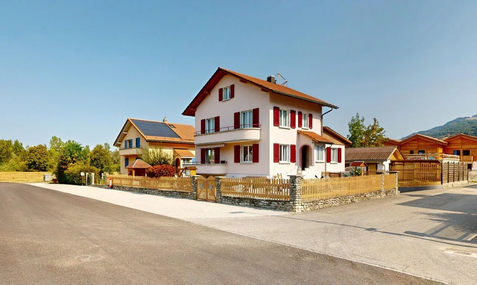 Maison multifamiliale à Broc – 6,5 pièces et fort potentiel