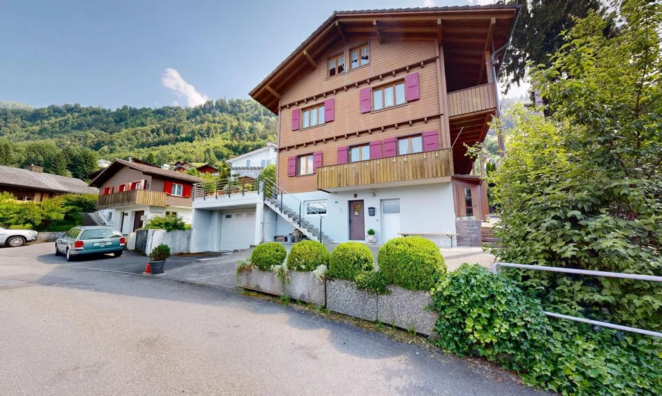 Casa unifamiliare con carattere di chalet. Posizione soleggiata con vista panoramica