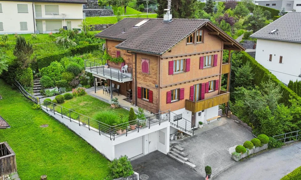 Casa unifamiliare con carattere di chalet. Posizione soleggiata con vista panoramica