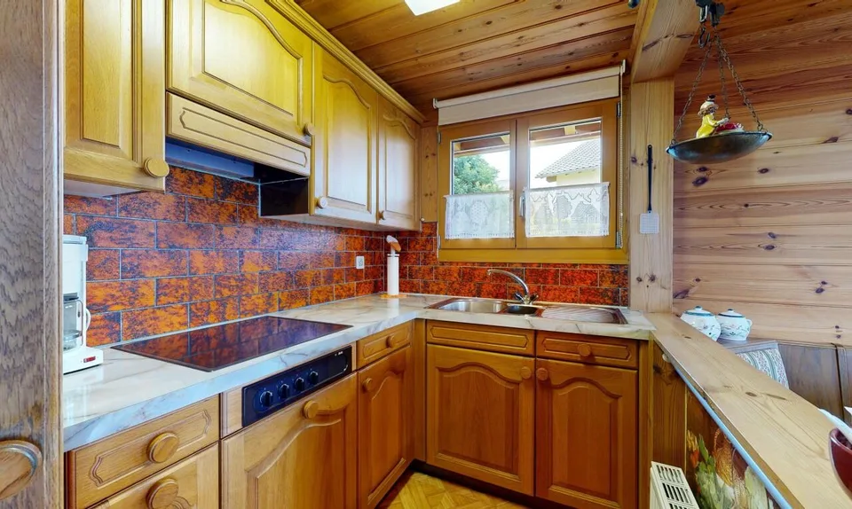 Casa unifamiliare con carattere di chalet. Posizione soleggiata con vista panoramica