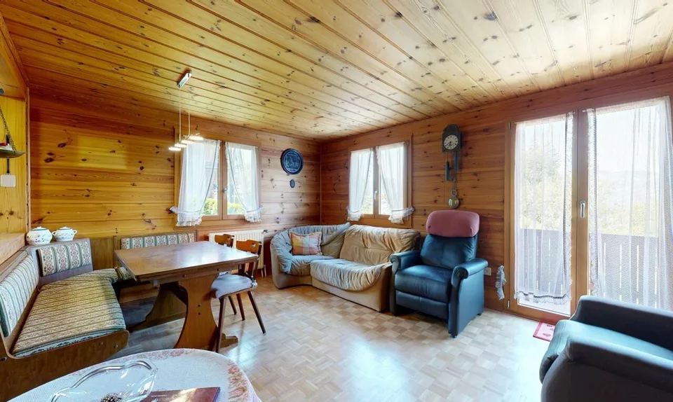 Casa unifamiliare con carattere di chalet. Posizione soleggiata con vista panoramica