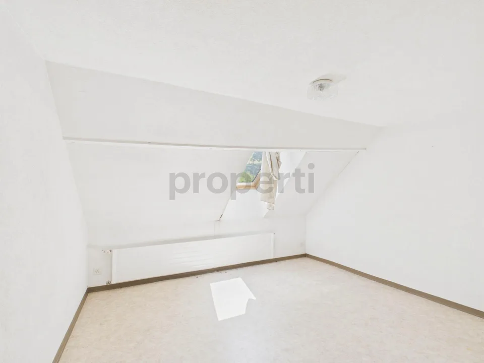 Mehrfamilienhaus mit zwei separate Wohnungen (4.5 & 3.5 Zimmer) an ...