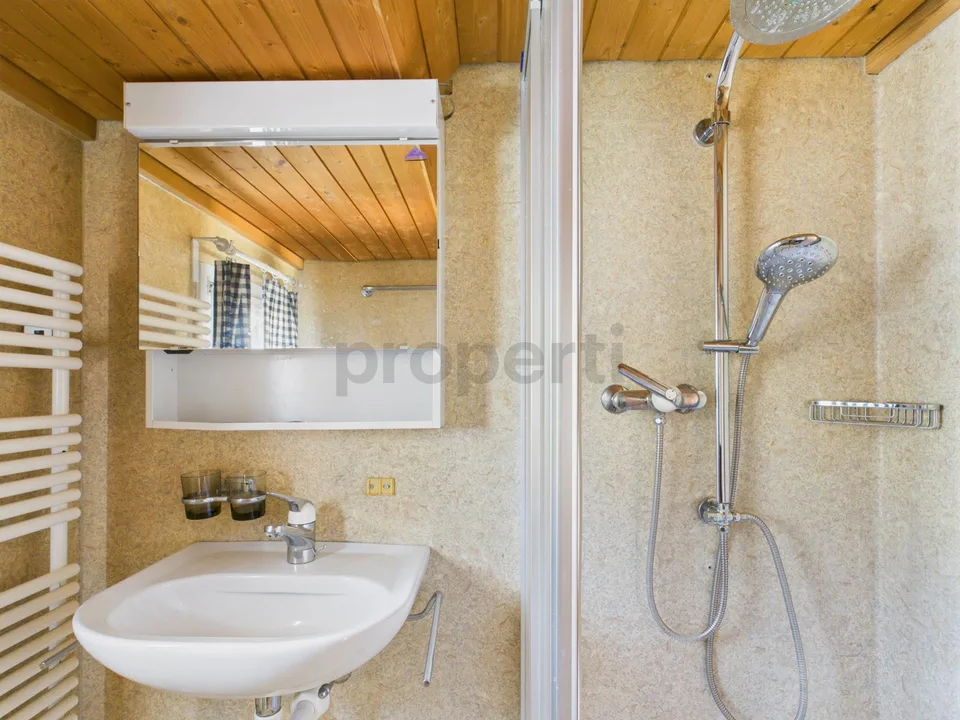 Mehrfamilienhaus mit zwei separate Wohnungen (4.5 & 3.5 Zimmer) an ...
